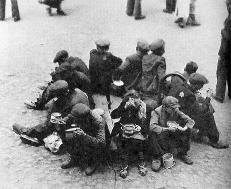 Jews break for lunch in the Lodz Ghetto